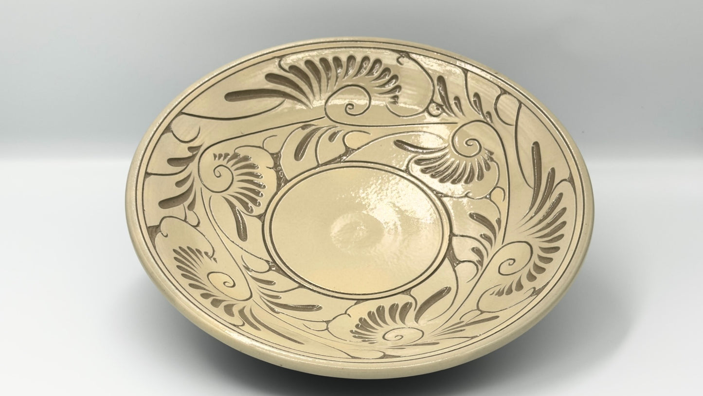Yachimun Flare Bowl – Hand-Carved Karakusa Arabesque with Central Stage on Cream Clay by Ikutouen (026-IK)