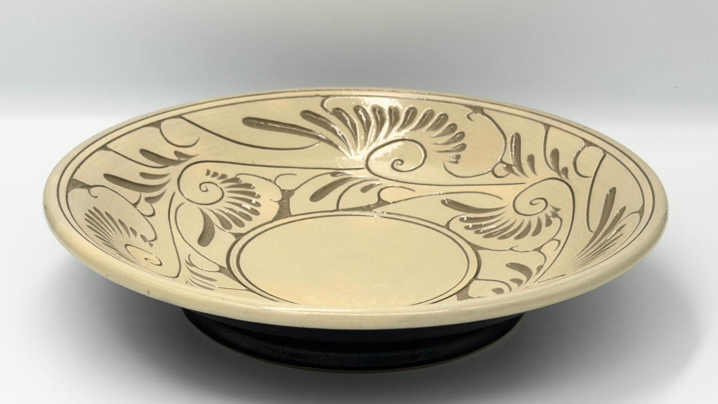 Yachimun Flare Bowl – Hand-Carved Karakusa Arabesque with Central Stage on Cream Clay by Ikutouen (026-IK)