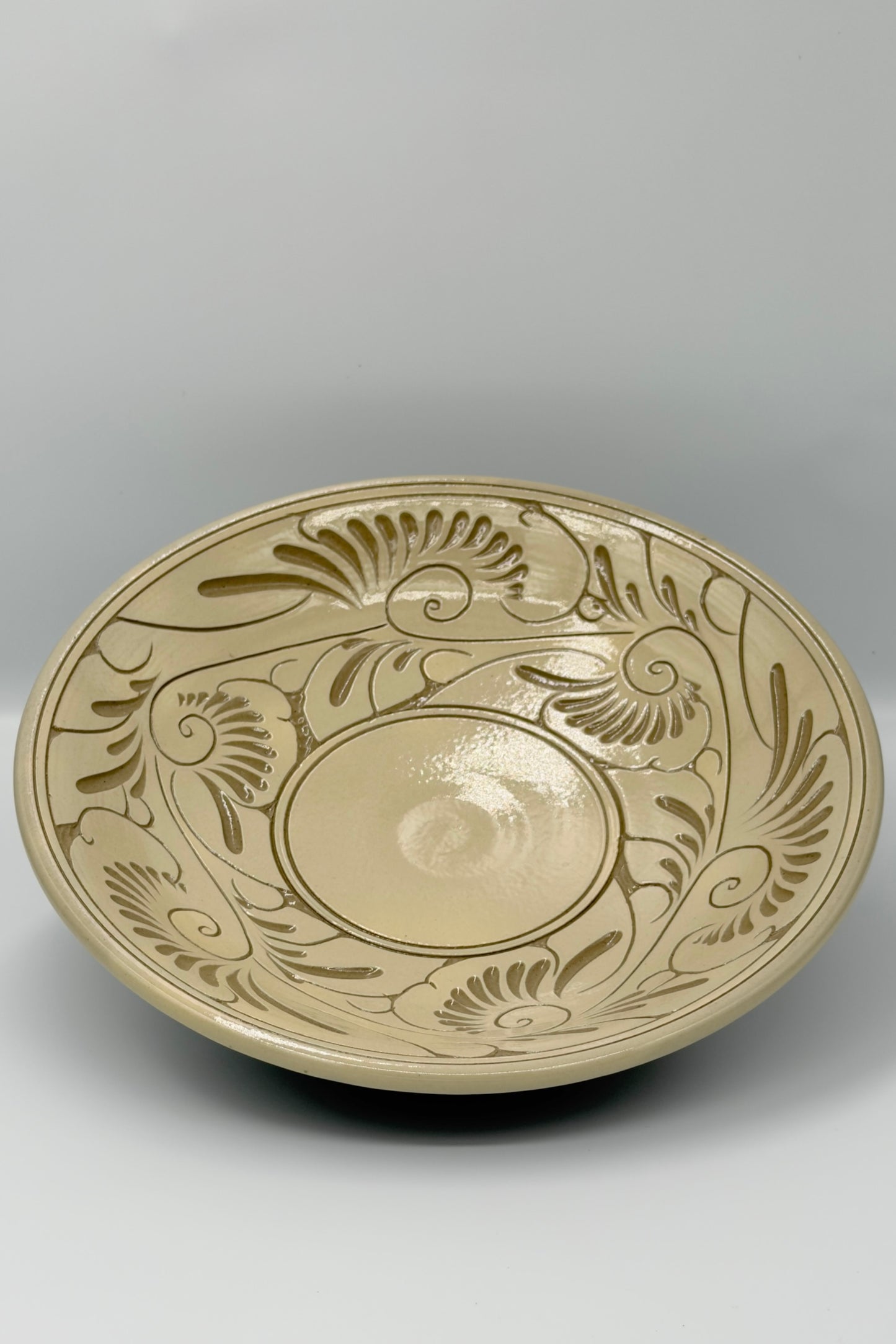 Yachimun Flare Bowl – Hand-Carved Karakusa Arabesque with Central Stage on Cream Clay by Ikutouen (026-IK)