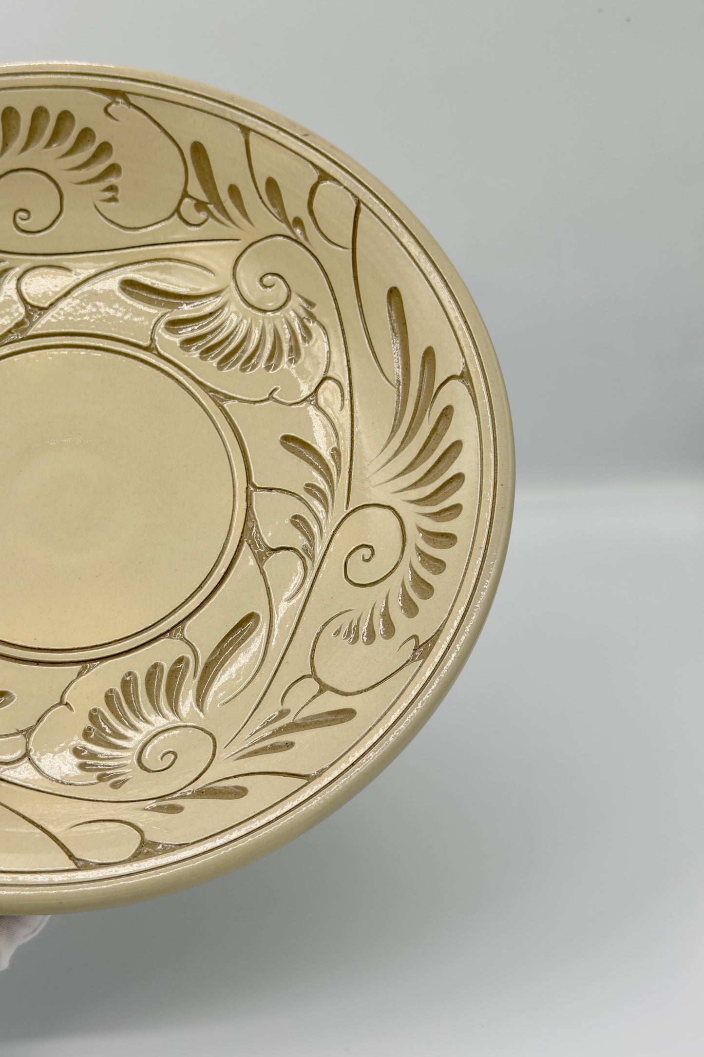 Yachimun Flare Bowl – Hand-Carved Karakusa Arabesque with Central Stage on Cream Clay by Ikutouen (026-IK)