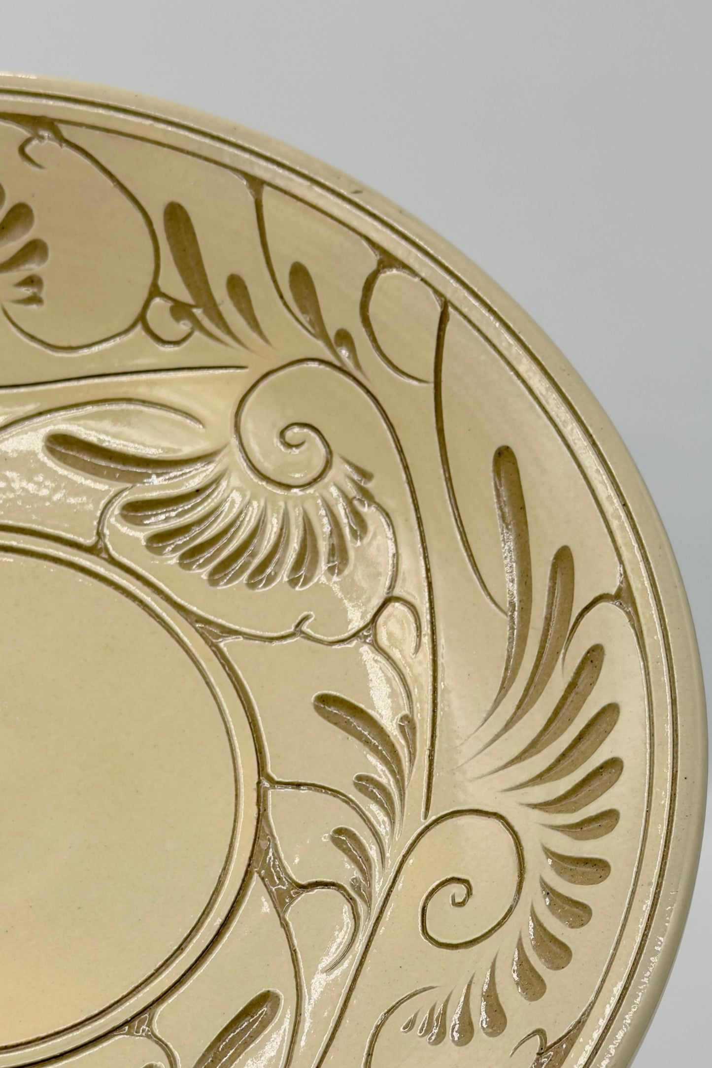 Yachimun Flare Bowl – Hand-Carved Karakusa Arabesque with Central Stage on Cream Clay by Ikutouen (026-IK)