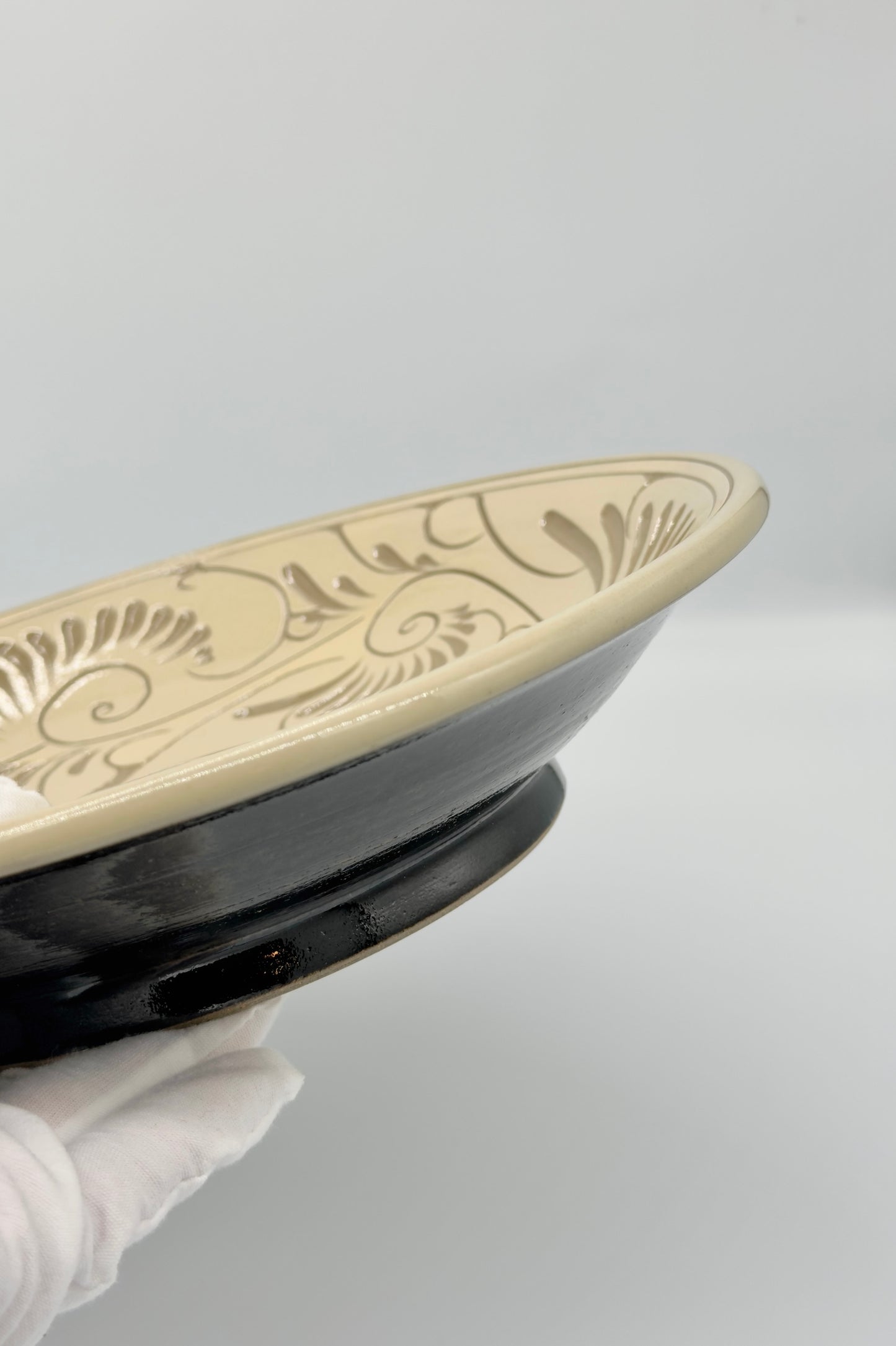 Yachimun Flare Bowl – Hand-Carved Karakusa Arabesque with Central Stage on Cream Clay by Ikutouen (026-IK)