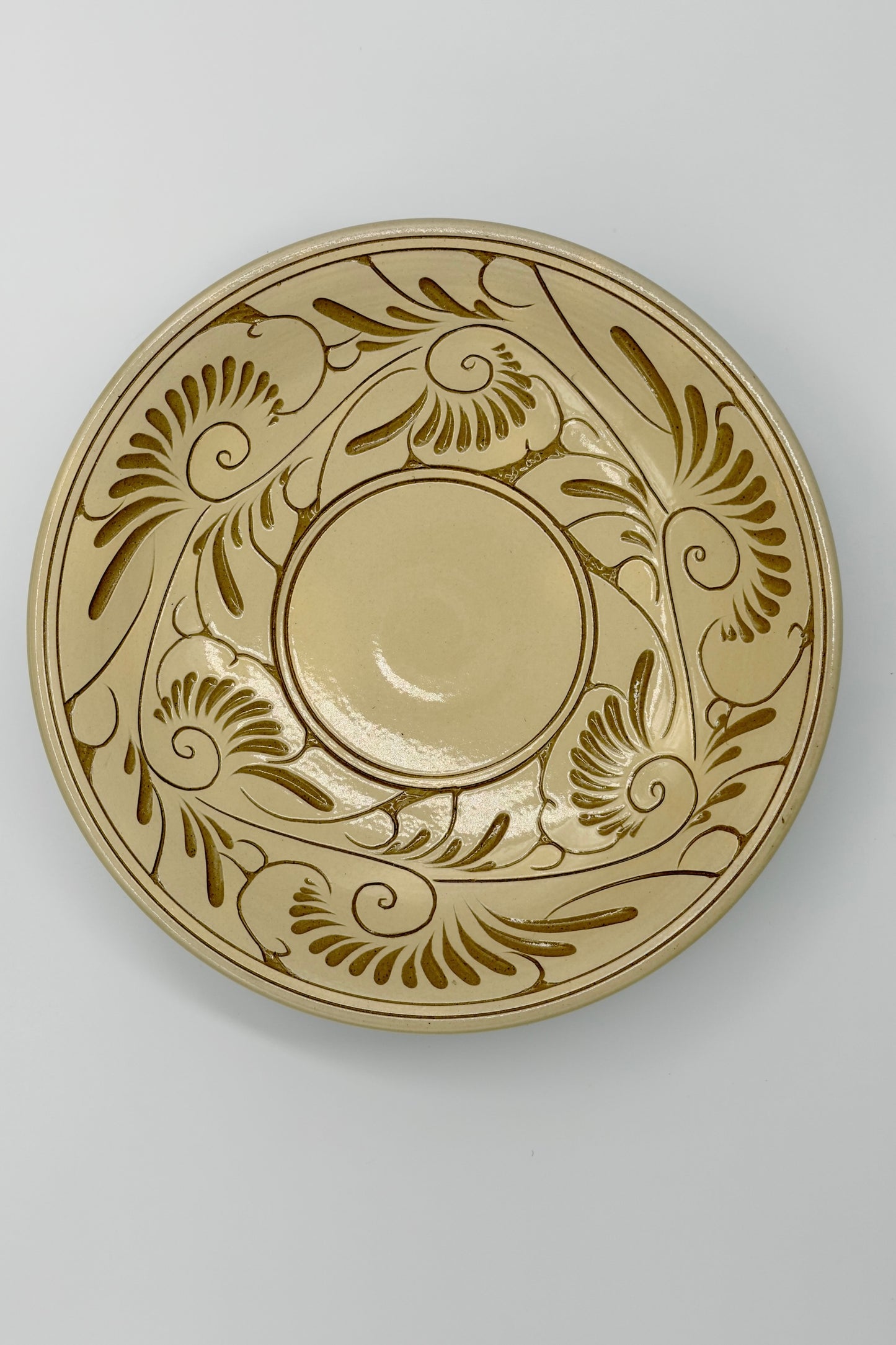 Yachimun Flare Bowl – Hand-Carved Karakusa Arabesque with Central Stage on Cream Clay by Ikutouen (026-IK)