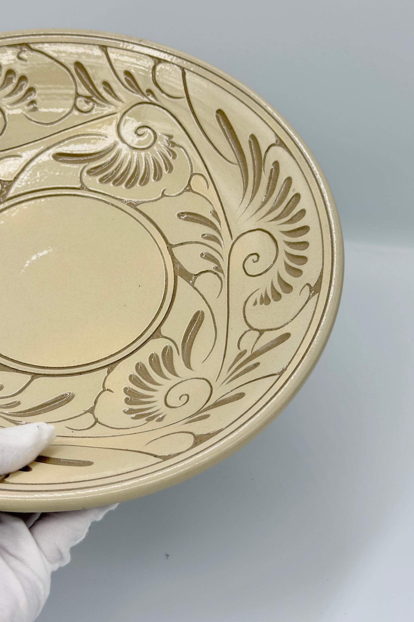 Yachimun Flare Bowl – Hand-Carved Karakusa Arabesque with Central Stage on Cream Clay by Ikutouen (026-IK)