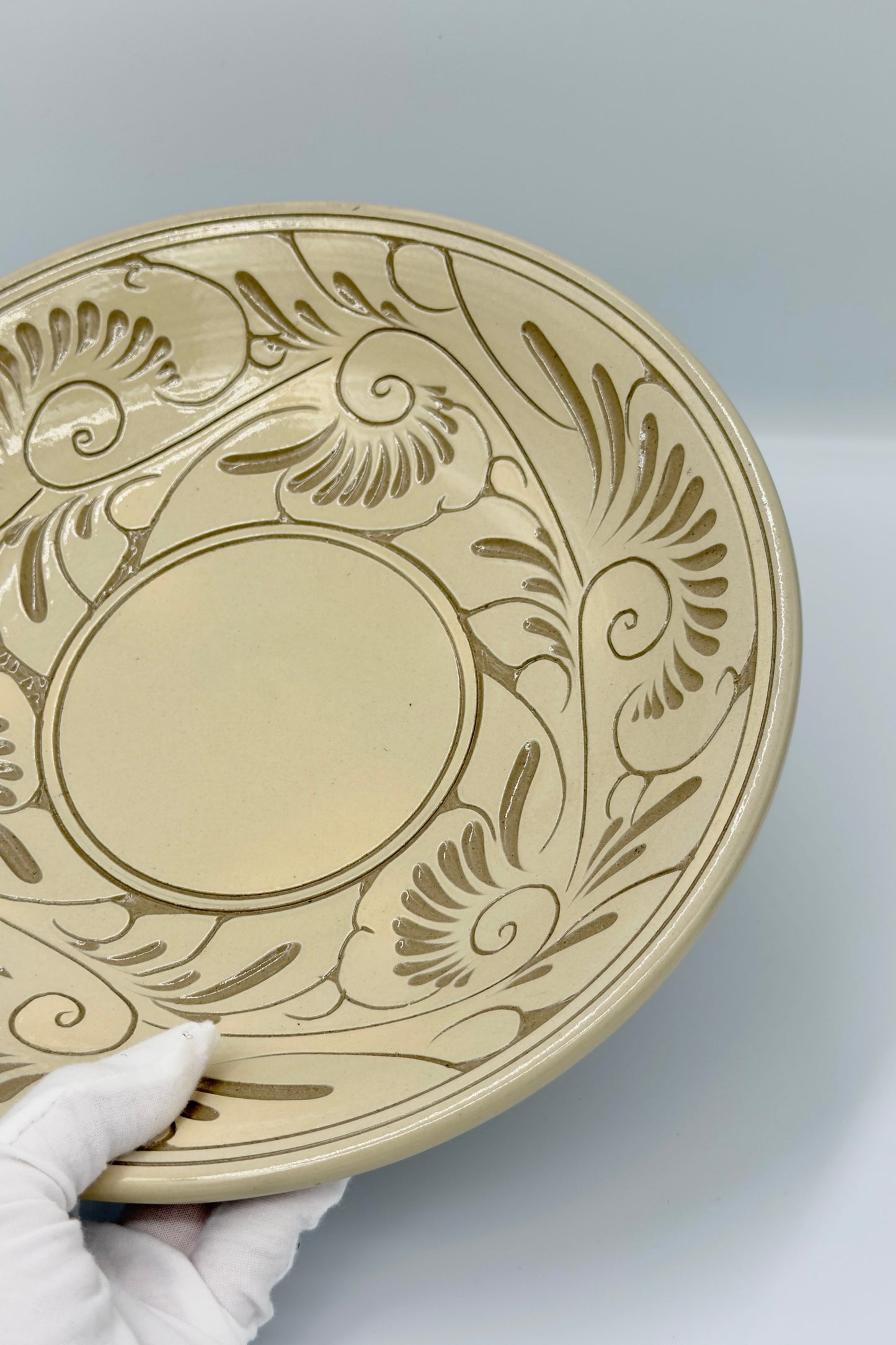 Yachimun Flare Bowl – Hand-Carved Karakusa Arabesque with Central Stage on Cream Clay by Ikutouen (026-IK)