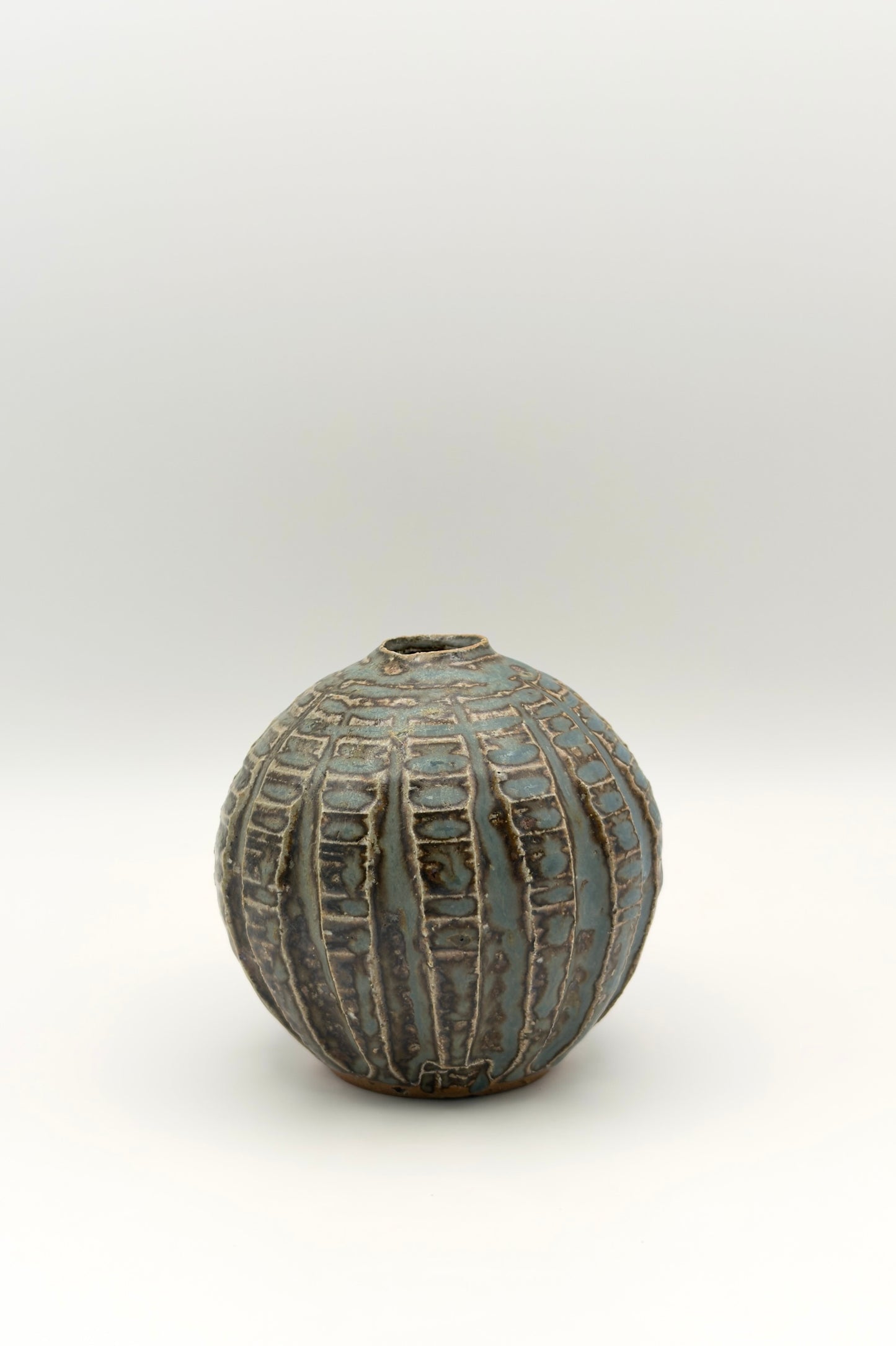 Yachimun Bud Vase – Carved Sphere in Dusty Blue by Masahito Date (005-JN)