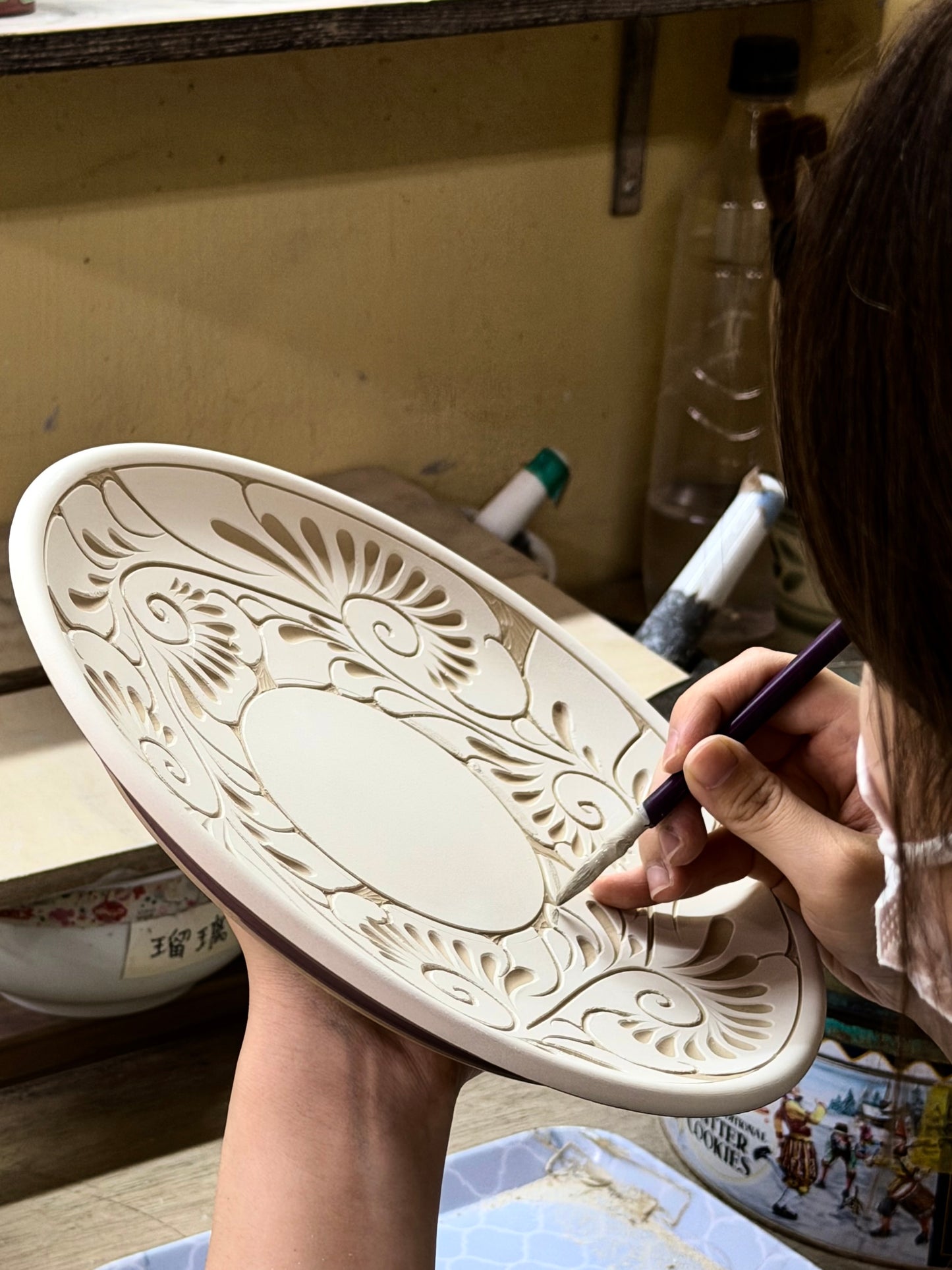 Yachimun Flare Bowl – Hand-Carved Karakusa Arabesque with Central Stage on Cream Clay by Ikutouen (026-IK)